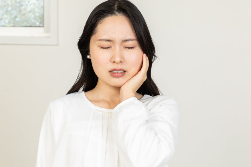 歯ぎしりで顎関節が痛む女性