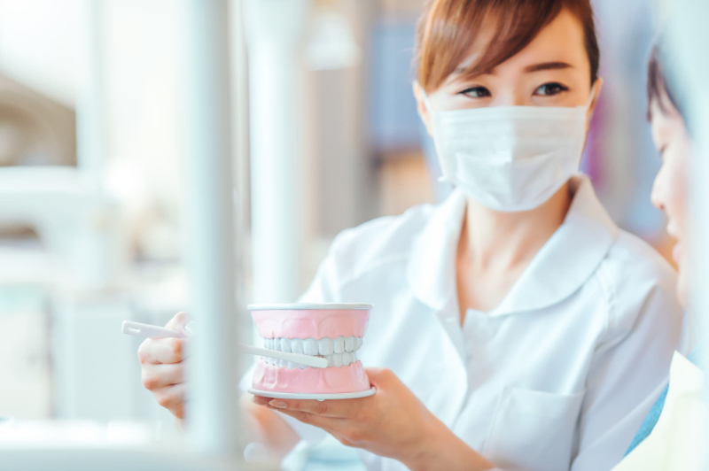 ブラッシング指導する歯科衛生士