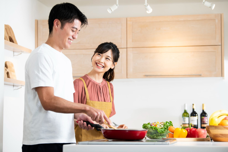 2人で料理する笑顔の夫婦