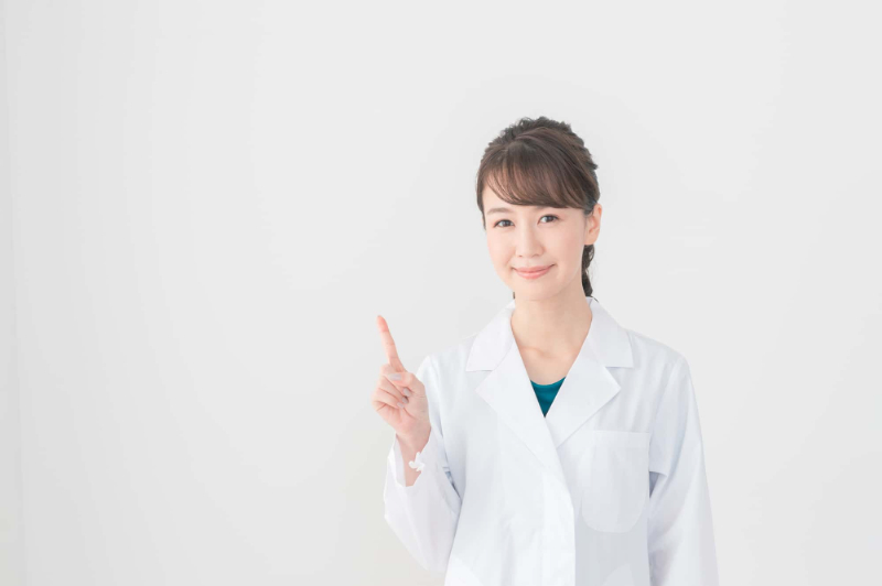 イヤイヤ期について説明する女性