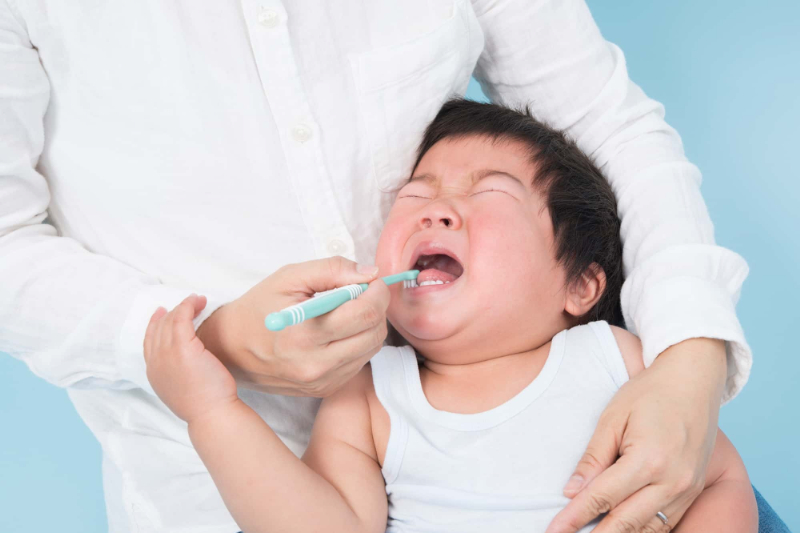 イヤイヤ期で歯みがきを嫌がって泣く子ども