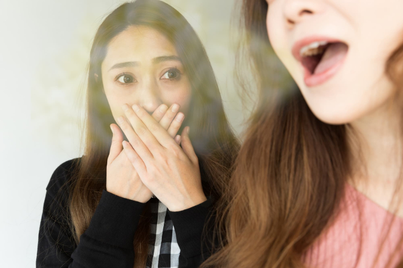 歯周病が原因で口臭が悪化した若い女性