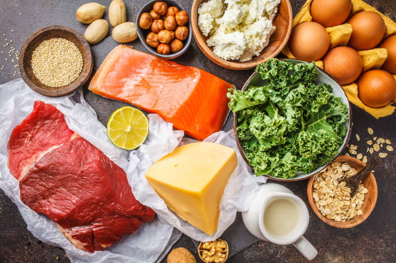 魚やチーズなど歯周病のリスクを下げるのに役立つ食品のイメージ