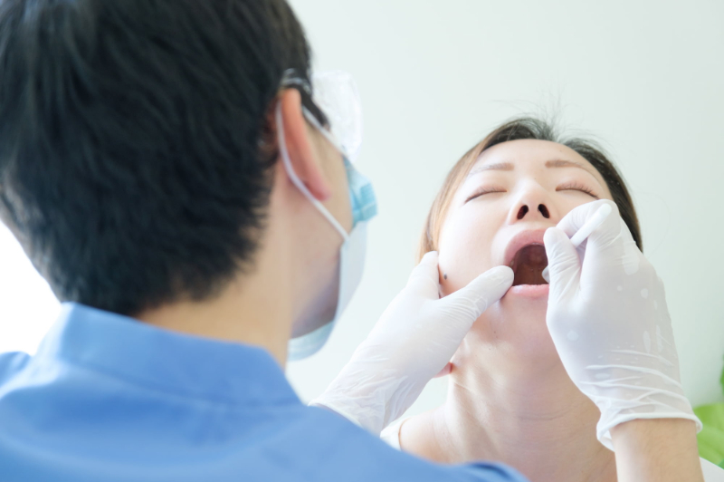 歯周病を予防するために定期的に歯科検診を受けている女性