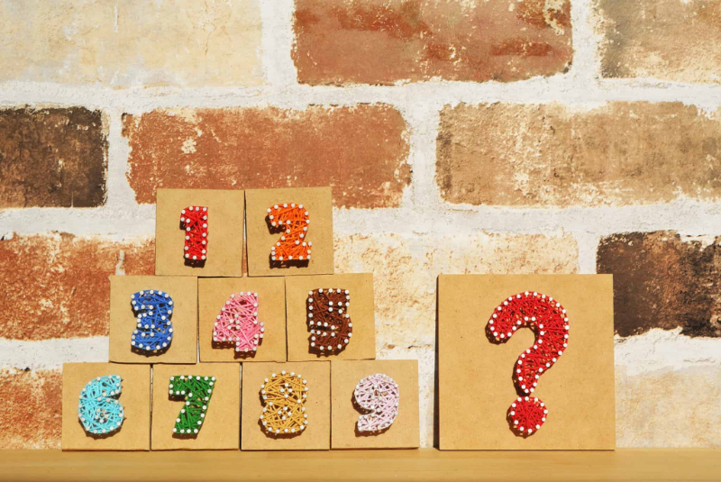 仕上げ磨きが必要な年齢は何歳なのかを表す1から9の数字とハテナマーク