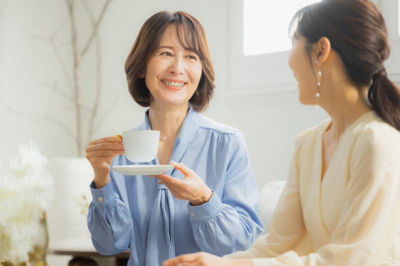 友人と会話を楽しんでいる女性