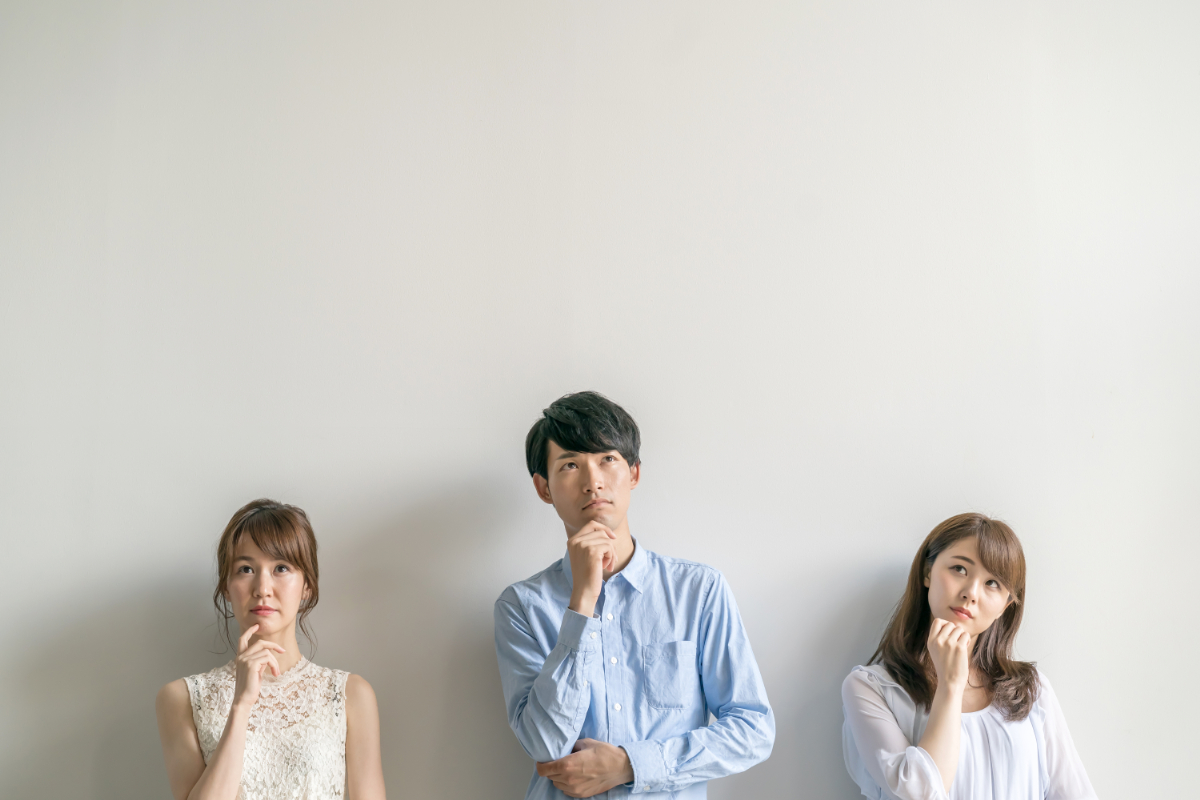 歯周病とは何かを考えている男女