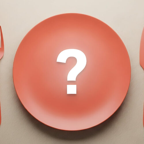 虫歯になりやすい食べ物は何かという疑問を示す皿の上のハテナマークとナイフとフォーク