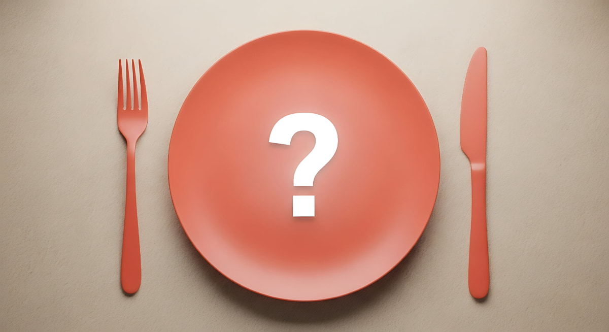 虫歯になりやすい食べ物は何かという疑問を示す皿の上のハテナマークとナイフとフォーク