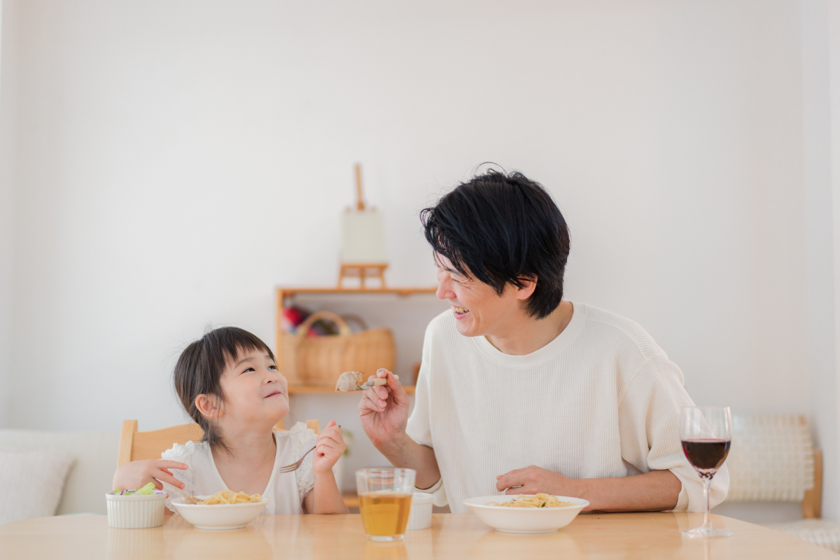 栄養のある食事を摂る親子