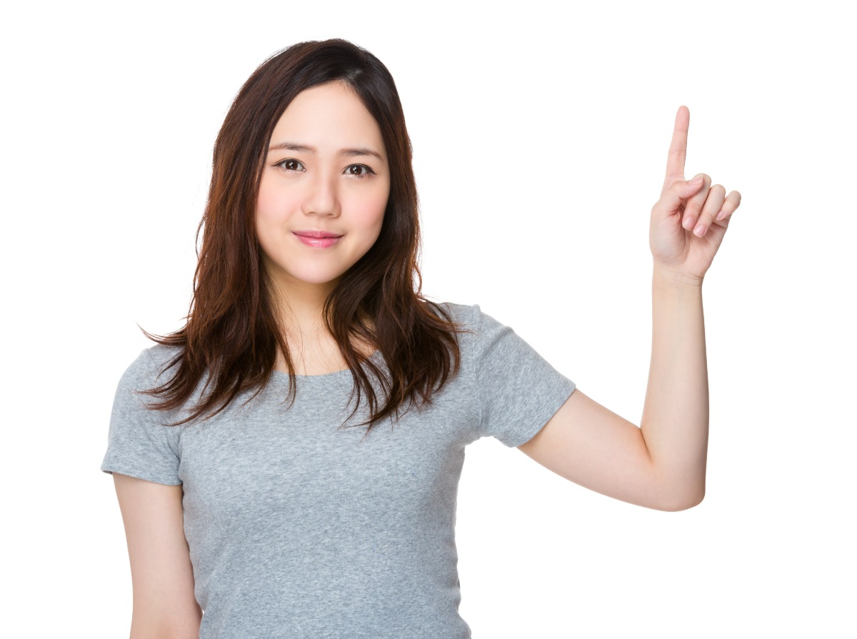 根管治療は勝手に中断しないことが大切だと説明する女性