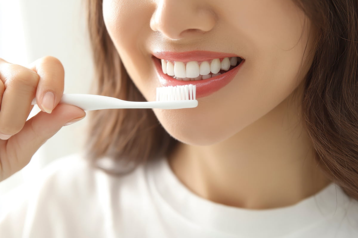 歯周病予防のために丁寧に歯磨きをする様子