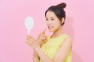 歯の根に膿が溜まった女性