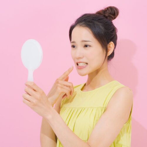 歯の根に膿が溜まった女性
