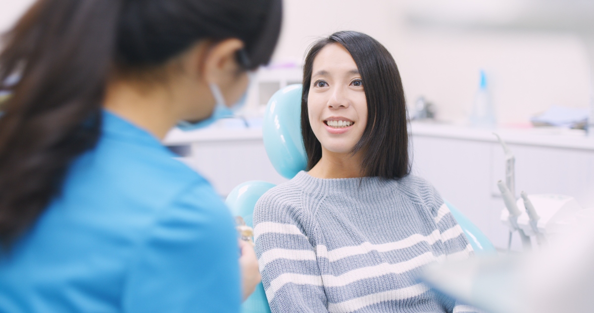 歯石取りの流れを説明する歯科医師と患者