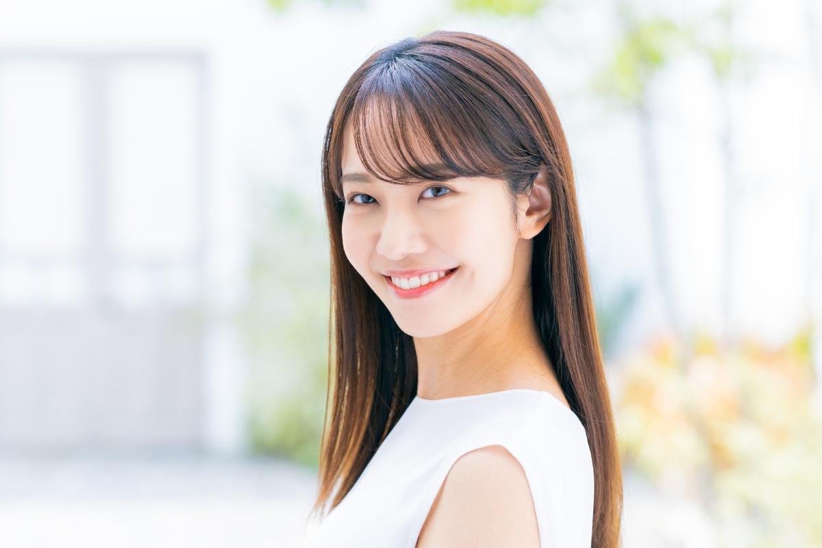 虫歯を治療し笑顔になる女性