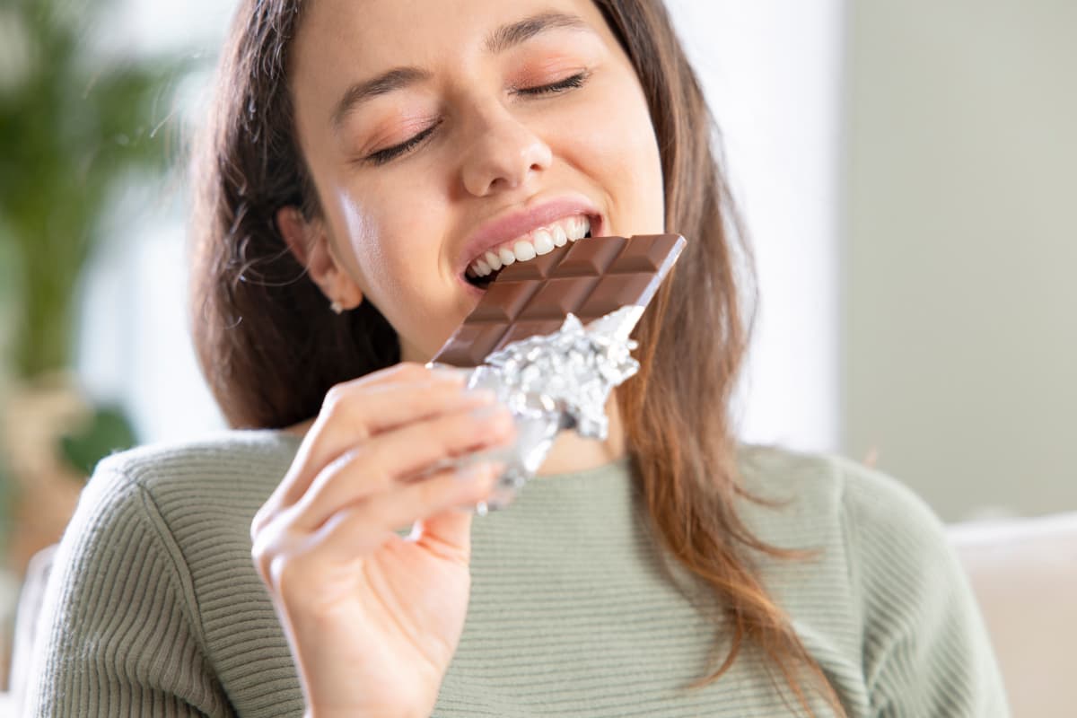甘いものを好みチョコレートをよく食べる女性