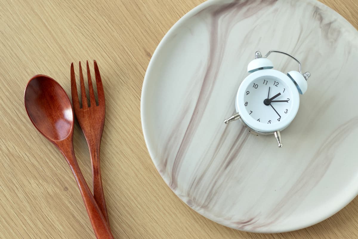 時間を決めて食事をするイメージ